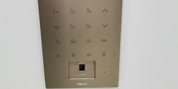 Application of Optical Touch in Intercom of Intelligent Building